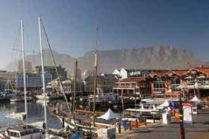 Blick in den Hafen von Kapstadt mit dem Tafelberg im Hintergrund